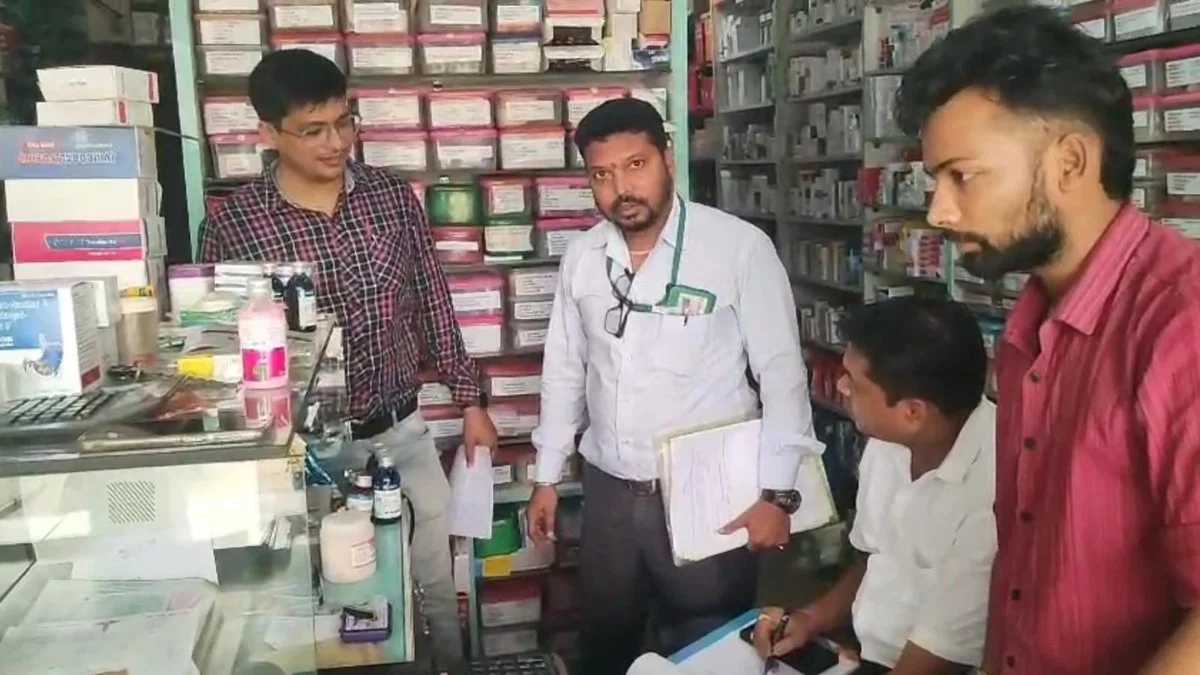 औषधि विभाग की बड़ी कार्रवाई.! झोला छाप डॉक्टरों को दवा सप्लाई करने वाले मेडिकल स्टोर में दी दबिश..नशीली और एक्सपायरी दवाएं जब्त..पढ़ें पूरी ख़बर