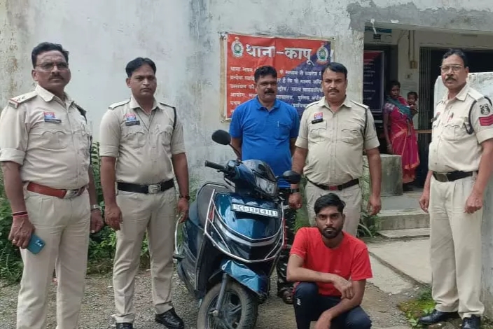 Raigarh Crime Breaking : पुलिस की बड़ी कार्रवाई.! स्कूटी बेचने ग्राहक तलाश रहे चोर को रंगे हाथों पकड़ा..किया गिरफ्तार..पढ़ें पूरी समाचार