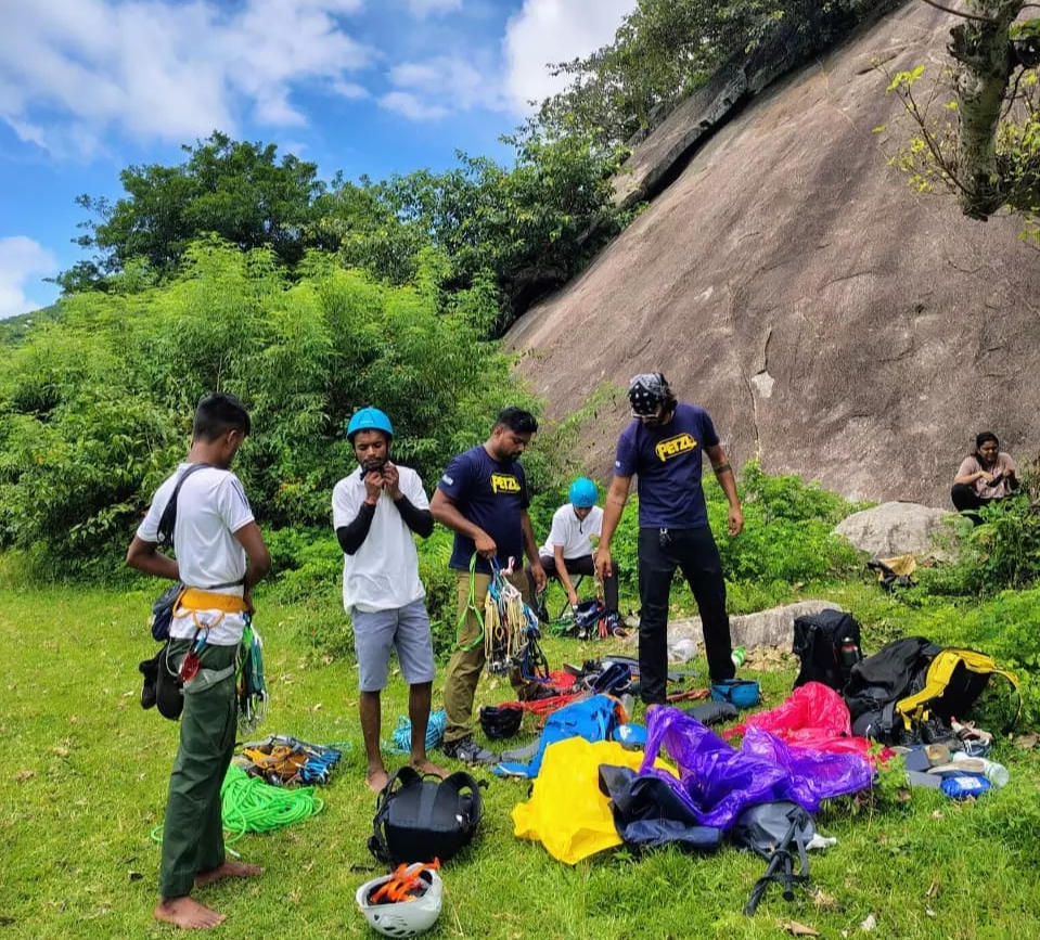 Jashpur News : जशपुर से विशेष पर्वतारोहण टीम हिमालयी अभियान के लिए रवाना..मुख्य उद्देश्य है आदिवासी संस्कृति और उसकी जड़ों से जुड़ाव..पढ़ें पूरी ख़बर