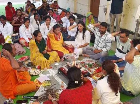 CG Big News : NHM कर्मचारियों ने सरकार को सद्बुद्धि देने  किया हनुमान चालीसा का पाठ..स्वास्थ्य मंत्री के 5 मांगें पूरी करने की बात को बताया भ्रामक..पढ़ें पूरी ख़बर