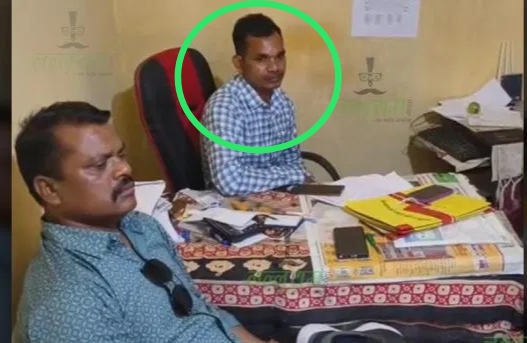 CG Breaking : भ्रष्टाचार के खिलाफ ACB की बड़ी कार्रवाई से इलाके में मचा हड़कंप..पटवारी को 13 हजार रुपये की रिश्वत लेते रंगे हाथ किया गिरफ्तार..पढ़ें पूरी समाचार