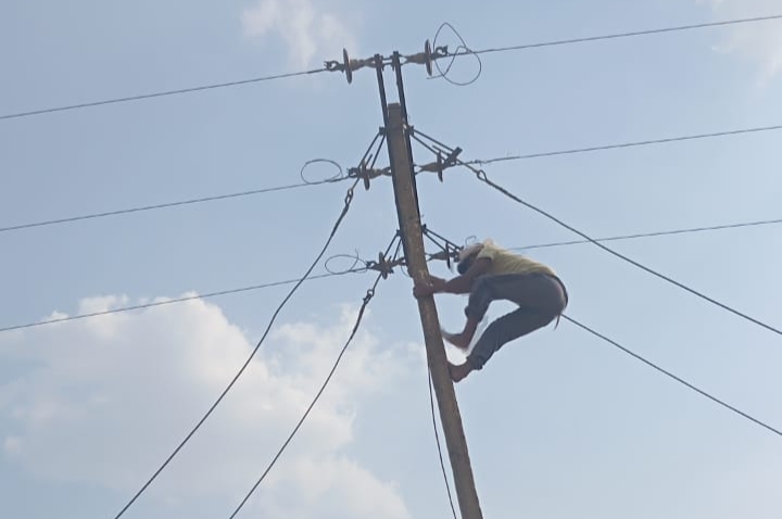 बारिश आते ही बिजली संकट से बचाने विभाग का तकनीकी सुधार, नारायणपुर फीडर में लगाया जा रहा नया AB Switch,क्षेत्र में कुछ देर गुल रह सकती है बिजली