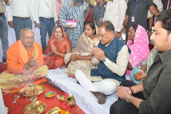 दुलदुला में मुख्यमंत्री ने&nbsp; 3 करोड़ से अधिक के विकासकार्यों का किया लोकार्पण और भूमिपूजन,डूमरडीह में कुम्हार समाज के लिए सांस्कृतिक मंडप निर्माण की घोषणा