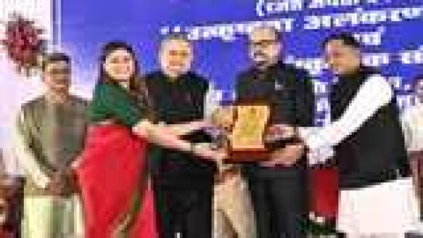 CG Breaking : राज्यपाल डेका ने भावना बोहरा को उत्कृष्ट विधायक सम्मान से किया सम्मानित..MLA ने कहा- 'यह सम्मान जनता के आशीर्वाद और सहयोग को समर्पित'..पढ़ें पूरी ख़बर