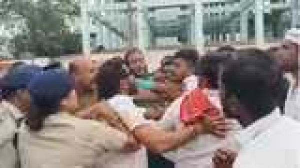 CG Big News : चैतन्य बघेल की गिरफ्तारी का विराेध..ED दफ्तर के बाहर कांग्रेसियों का प्रदर्शन..पुलिस और कार्यकर्ताओं के बीच हुई झूमाझटकी..पढ़ें पूरी ख़बर