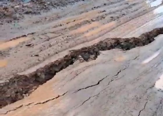 Jashpur Breaking : जशपुर के बगीचा रौनी घाटी में भूस्खलन होने से सड़कों पर पड़ी दरारें..बड़े हादसे की संभावना..पढ़ें पूरी ख़बर