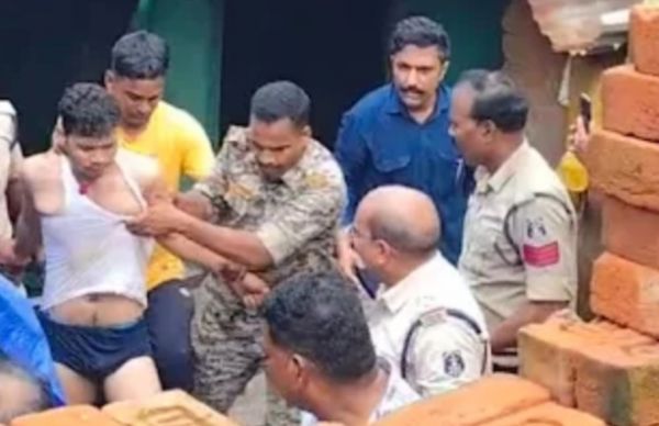 Jashpur Crime : जशपुर के कुनकुरी में दिल दहला देने वाली वारदात.! कलयुगी बेटे ने कुल्हाड़ी से वार कर मां को उतारा मौत के घाट, फिर.. पुलिस ने किया गिरफ्तार..पढ़ें पूरी समाचार