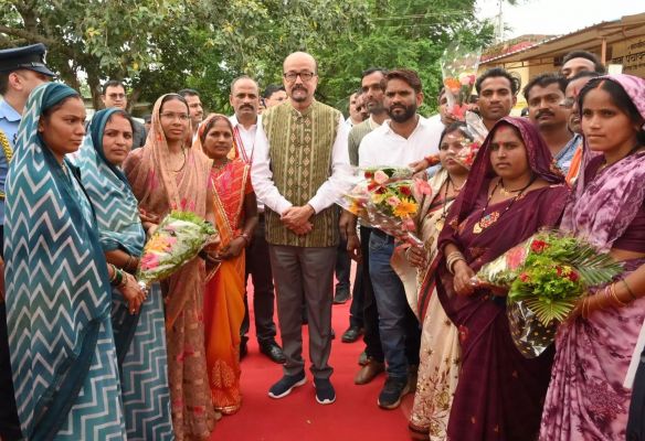 CG News : "स्व-सहायता समूहों ने न केवल महिलाओं को आत्मनिर्भर बनाया, बल्कि ग्रामीण अर्थव्यवस्था को भी मजबूत किया है"- रमेन डेका