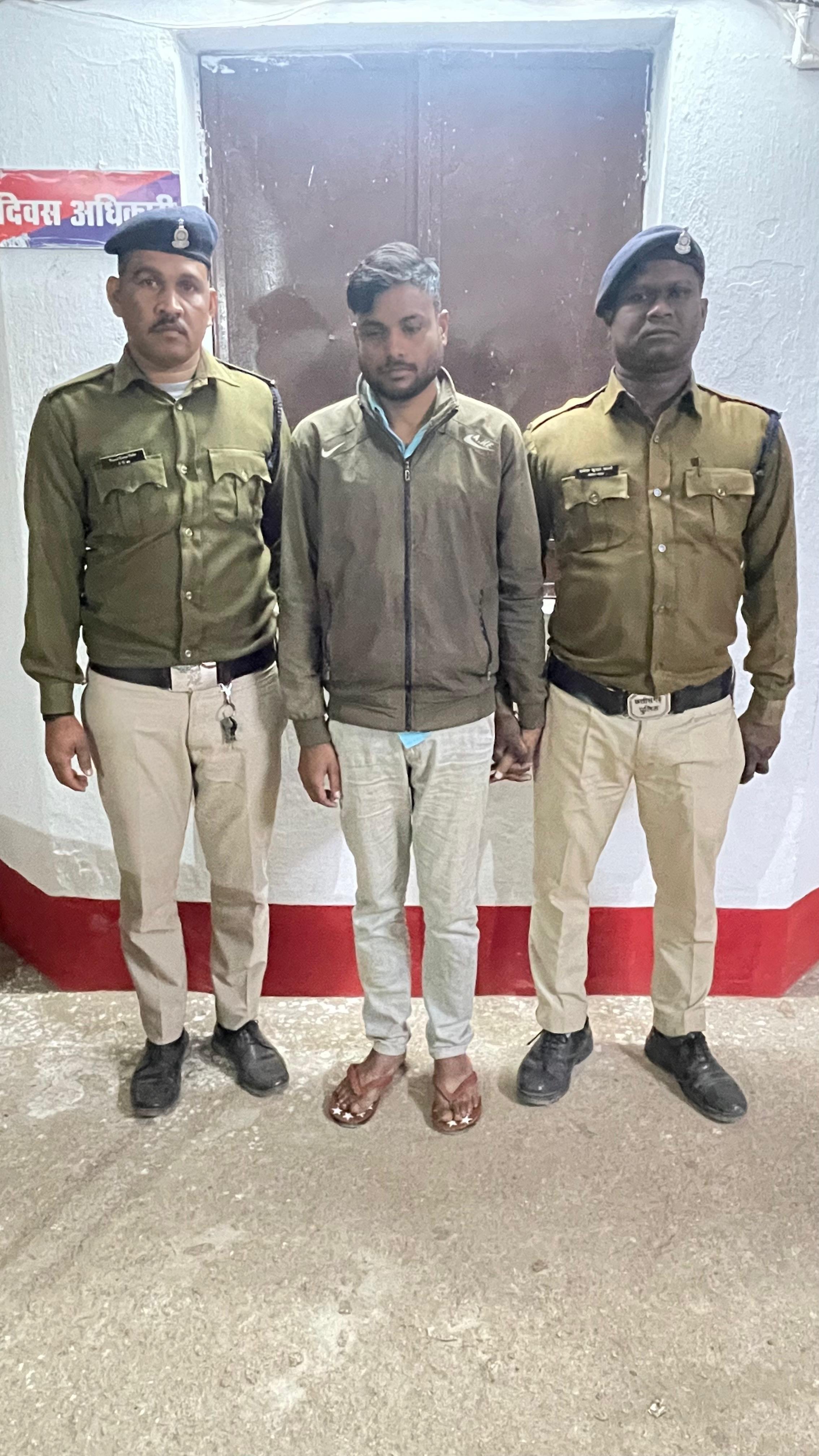 महिला को शादी का झांसा देकर&nbsp; शारीरिक शोषण करने के साथ ही मेडिकल स्टोर दिलाने के नाम से डेढ़ लाख की ठगी करने वालाआरोपी को जशपुर पुलिस ने किया गिरफ्तार, भेजा जेल