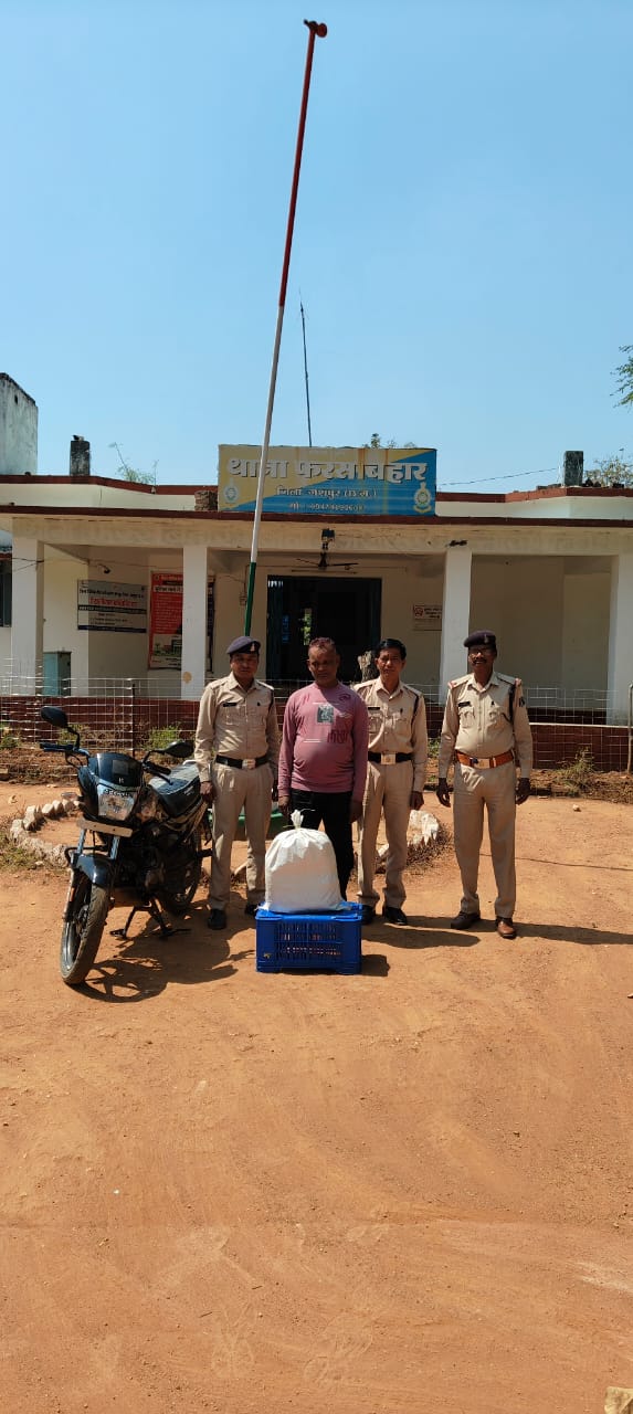 ऑपरेशन आघात: जशपुर पुलिस ने ढाई लाख रु कीमत की 10किलो गांजा के साथ &nbsp;एक आरोपी को मोटर साइकिल सहित किया गिरफ्तार, भेजा जेल