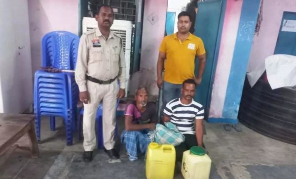 CG Crime : 25 लीटर महुआ शराब बरामद..बिक्री करते हुए दो आरोपी गिरफ्तार..पढ़ें पूरी समाचार