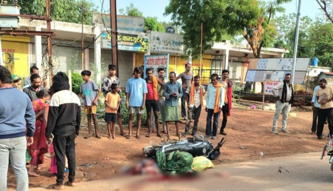 CG Accident : तेज रफ्तार हाइवा ने बाइक को मारी टक्कर..दादा व पोते की मौके पर मौत..महिला घायल..पढ़ें पूरी खबर