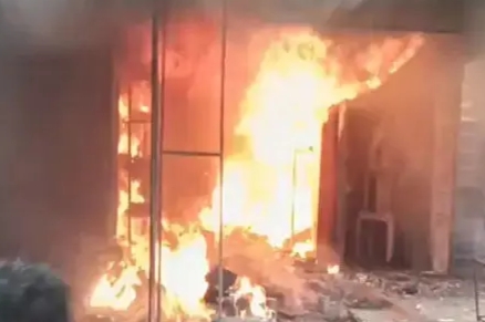 CG Breaking : वेल्डिंग से निकली चिंगारी..चप्पल दुकान में लगी भीषण आग..पढ़ें पूरी खबर