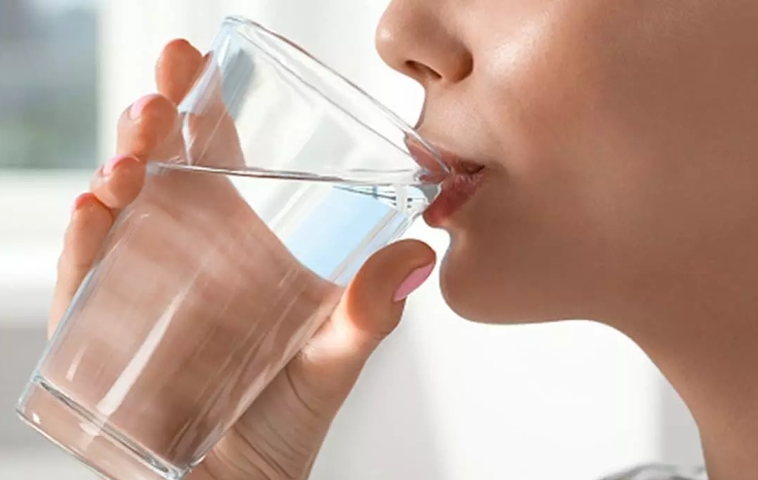 Health Tips :  रात में सोने से पहले पिएं 1 गिलास गर्म पानी..पाचन में सुधार के साथ मिलेंगे 6 फायदे