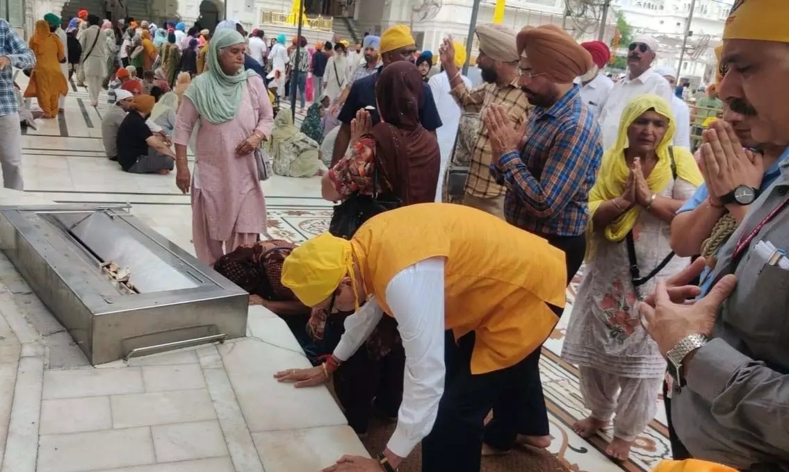 अमृतसर पहुंचे राज्यपाल रमेन डेका..स्वर्ण मंदिर में मत्था टेका..पढ़ें पूरी ख़बर