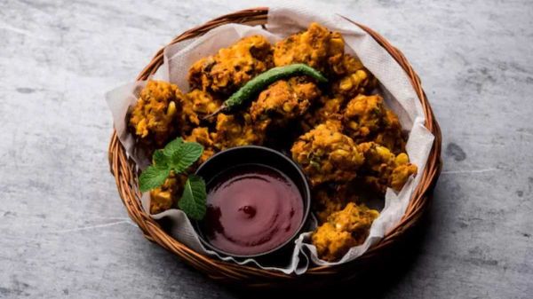 Recipe : प्&zwj;याज नहीं, बार&zwj;िश के मौसम में इस रेस&zwj;िपी से बनाएं कॉर्न पकौड़े..शाम&zwj; की चाय का मजा हो जाएगा दोगुना