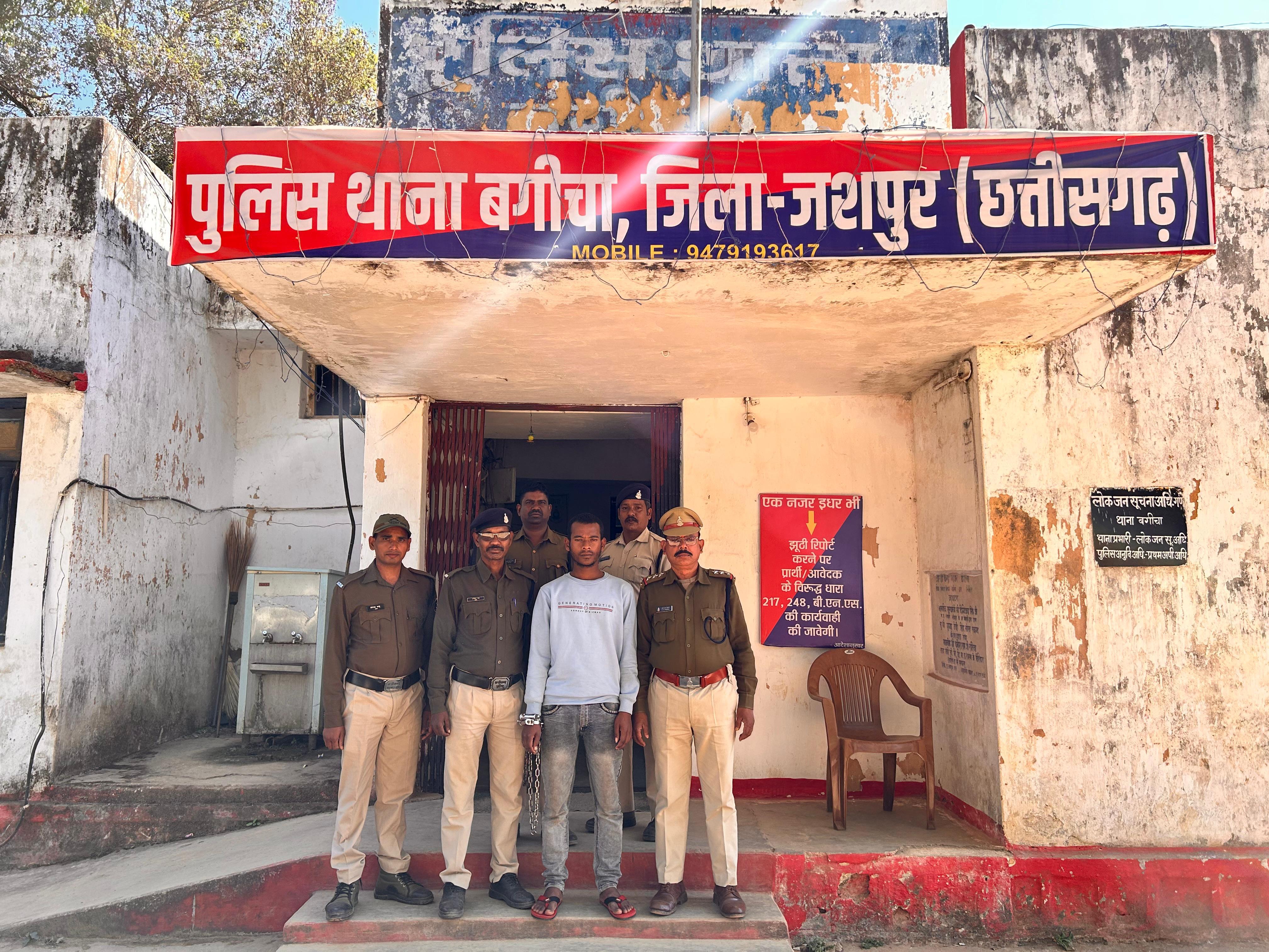 नक्सली संगठन का लेटरपेड एवम विदेश के एरिया कोड का उपयोग कर वाट्सअप के जरिये लेखापाल से एक करोड़ की पिरोती मांगने वाला आरोपी को पुलिस ने किया गिरप्तार, दूसरा फरार