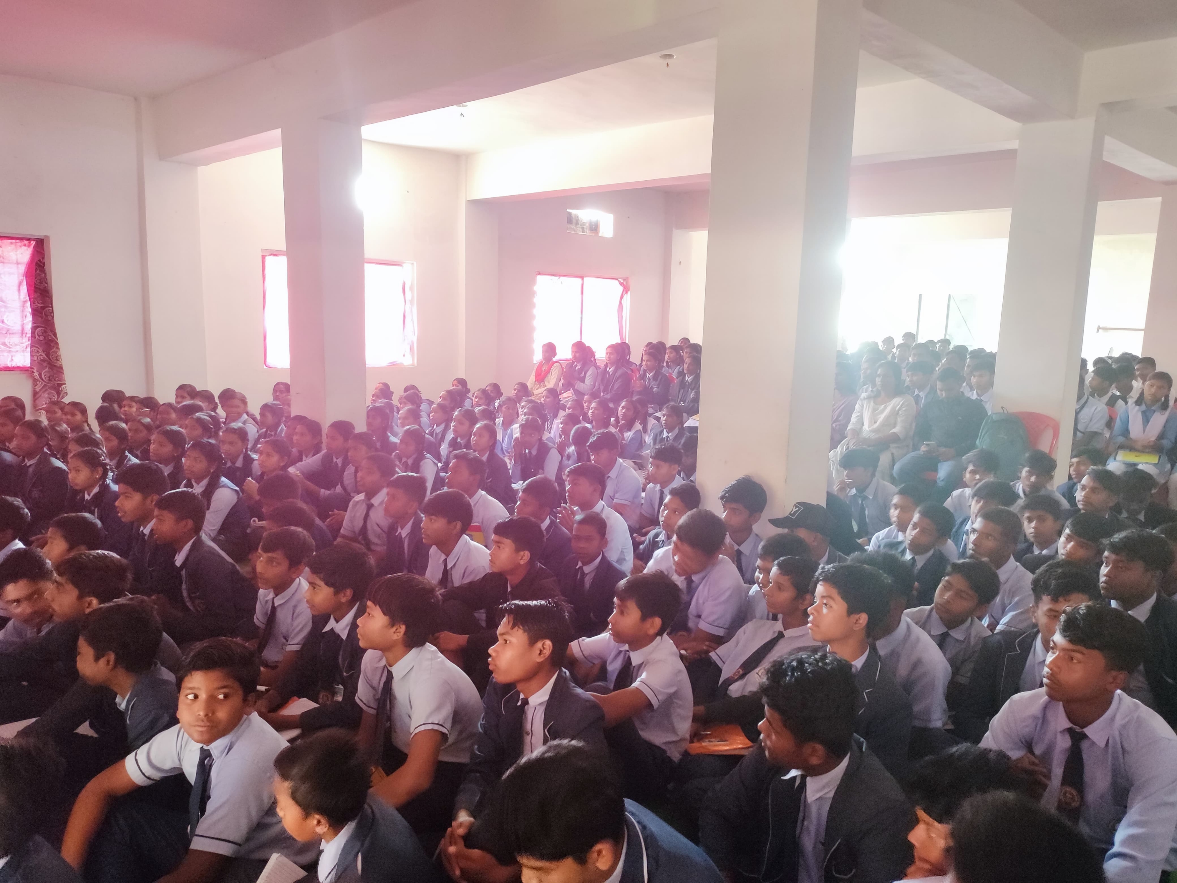 कलेक्टर रोहित व्यास के निर्देश पर पतराटोली, दुलदुला, कोरना और चराईडांड के 250 से अधिक विद्यार्थीयों ने AI के उपयोग, ChatGPT की कार्यप्रणाली पर विस्तृत जानकारी ली