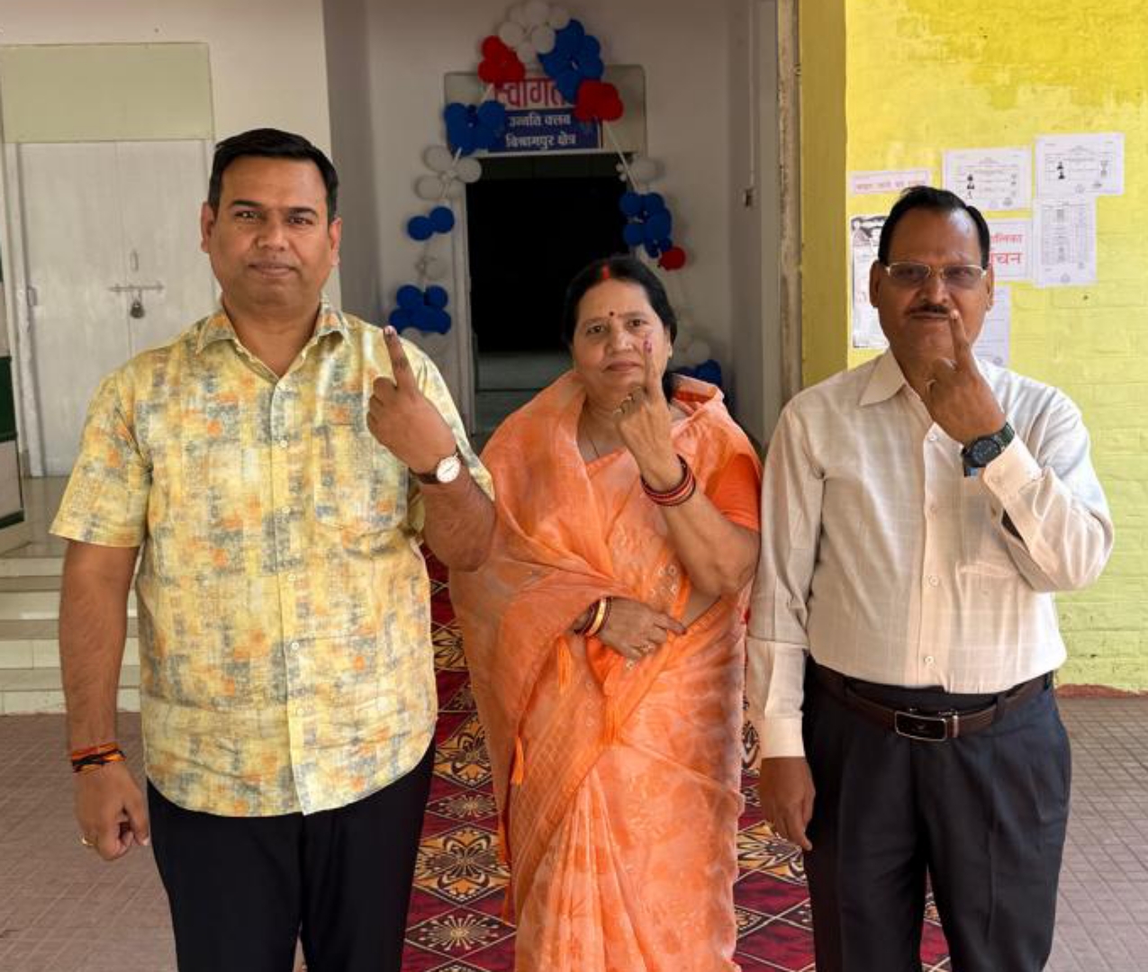 मुख्यमंत्री के ओएसडी श्री रविकांत मिश्र ने सपरिवार विश्रामपुर नगर पंचायत में किया मतदान,कहा मतदान&nbsp; समाज की दिशा और विकास को तय करने का एक महत्वपूर्ण माध्यम