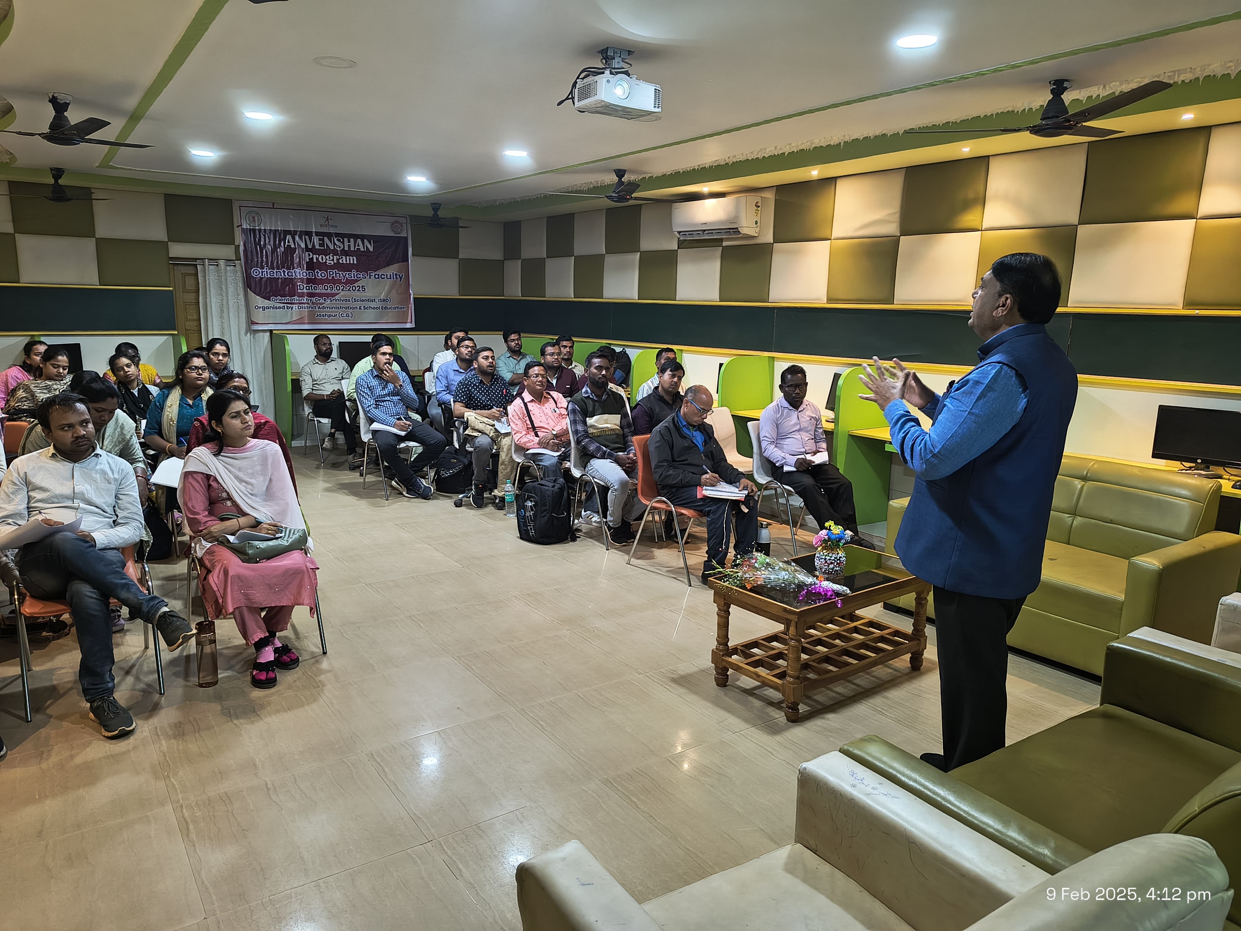 कलेक्टर रोहित व्यास के निर्देश पर संकल्प शिक्षण संस्थान जशपुर में भौतिकी के शिक्षकों का उन्मुखीकरण का हुआ आयोजन,वैज्ञानिक डॉ. आर. श्रीनिवास ने दिया प्रशिक्षण