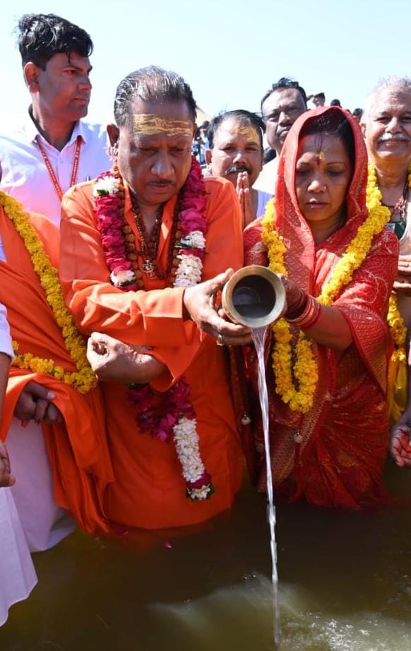 महाकुम्भ : मुख्यमंत्री श्री साय अपने मंत्रिमंडल के साथ त्रिवेणी संगम पहुंच माँ गंगा, यमुना एवं अदृश्य सरस्वती के संगम में आस्था की डुबकी लगाई और प्रदेशवासियों के कल्याण की कामना की
