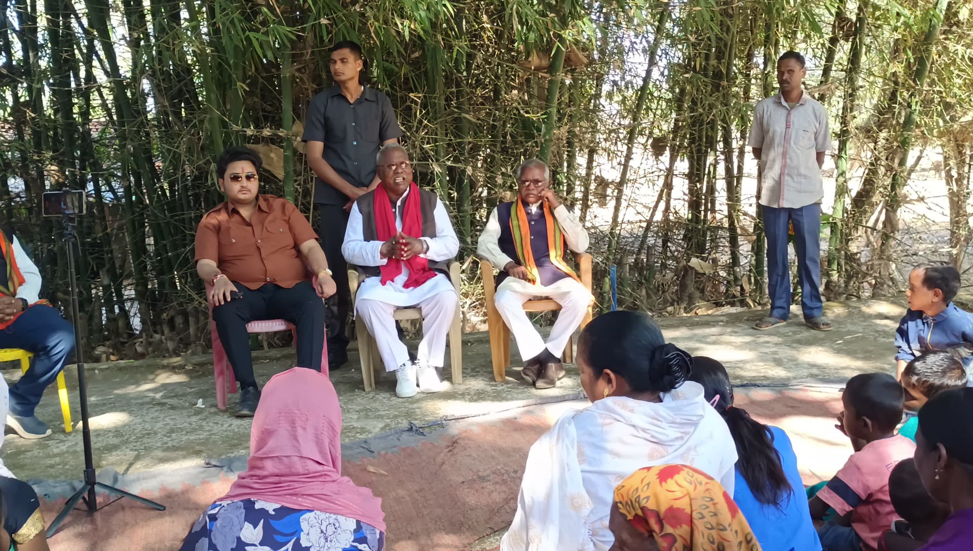 गणेश राम भगत लिटिल जूदेव शौर्य प्रताप सिंह जूदेव के साथ जशपुरिया अंदाज मे चुनाव प्रचार जारी,आदिवासी नेता श्री भगत,कहा -कुमार साहब के नाती के साथ मैदान मे उतरना अद्भुत क्षण