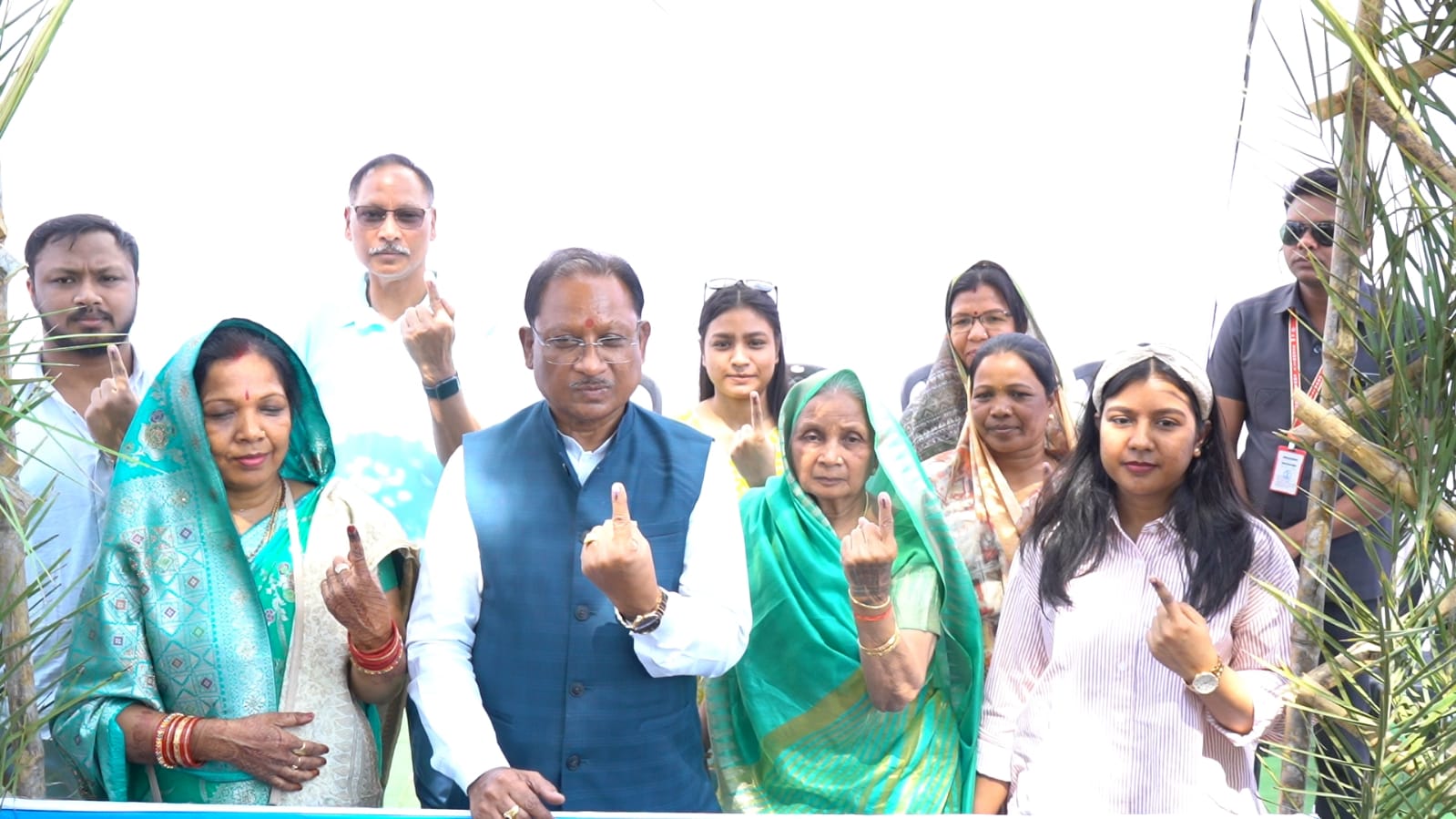त्रिस्तरीय पंचायत चुनाव के &nbsp;तीसरे चरण में&nbsp;मुख्यमंत्री विष्णु देव साय बगिया में अपने परिवार के सदस्यों के साथ किया मतदान