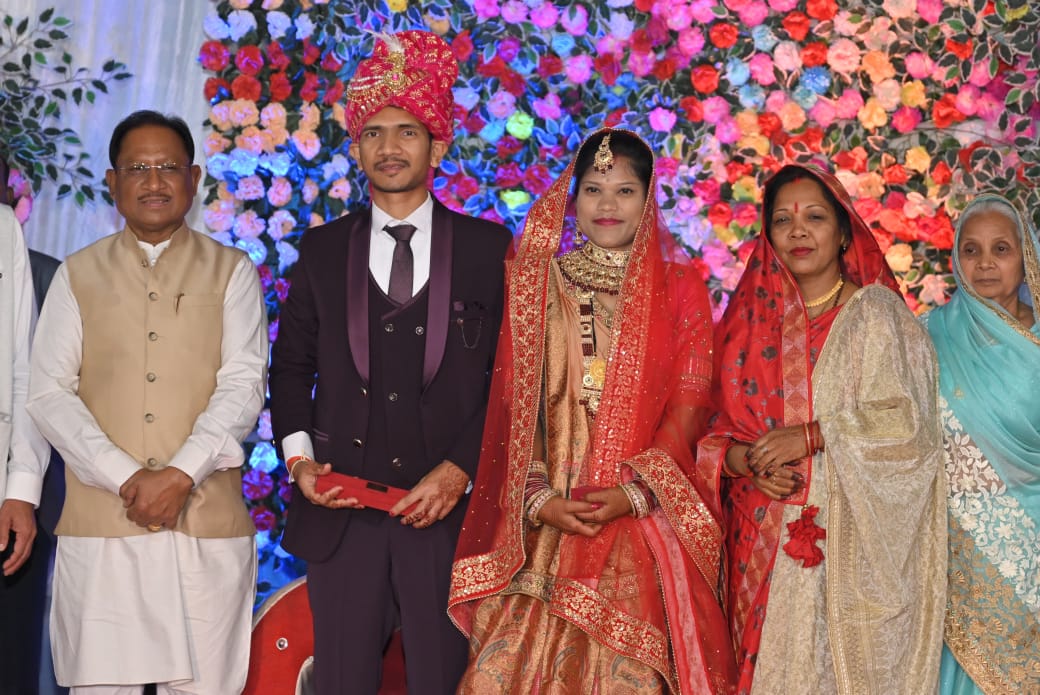 ममेरे भाई की शादी में पहुंचकर मुख्यमंत्री श्री साय&nbsp; ने भाई ओर बहू को नवजीवन की शुरुआत पर दिया आशीर्वाद