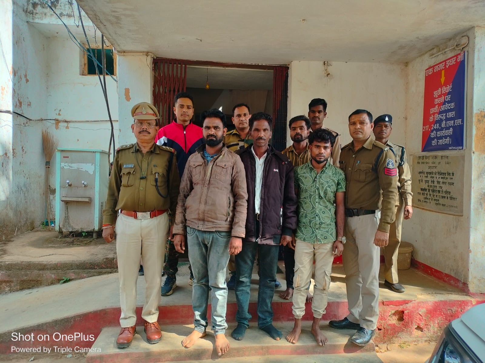 ऑपरेशन शंखनाद :&nbsp;पुलिस के बढ़ते दबाव से थाना नारायणपुर क्षेत्र में गौ-तस्कर वाहन को रास्ते में छोड़कर भागे,इस अभियान में कुल 15 नग गौ-वंश के साथ दो पिकप को&nbsp; किया गया जप्त