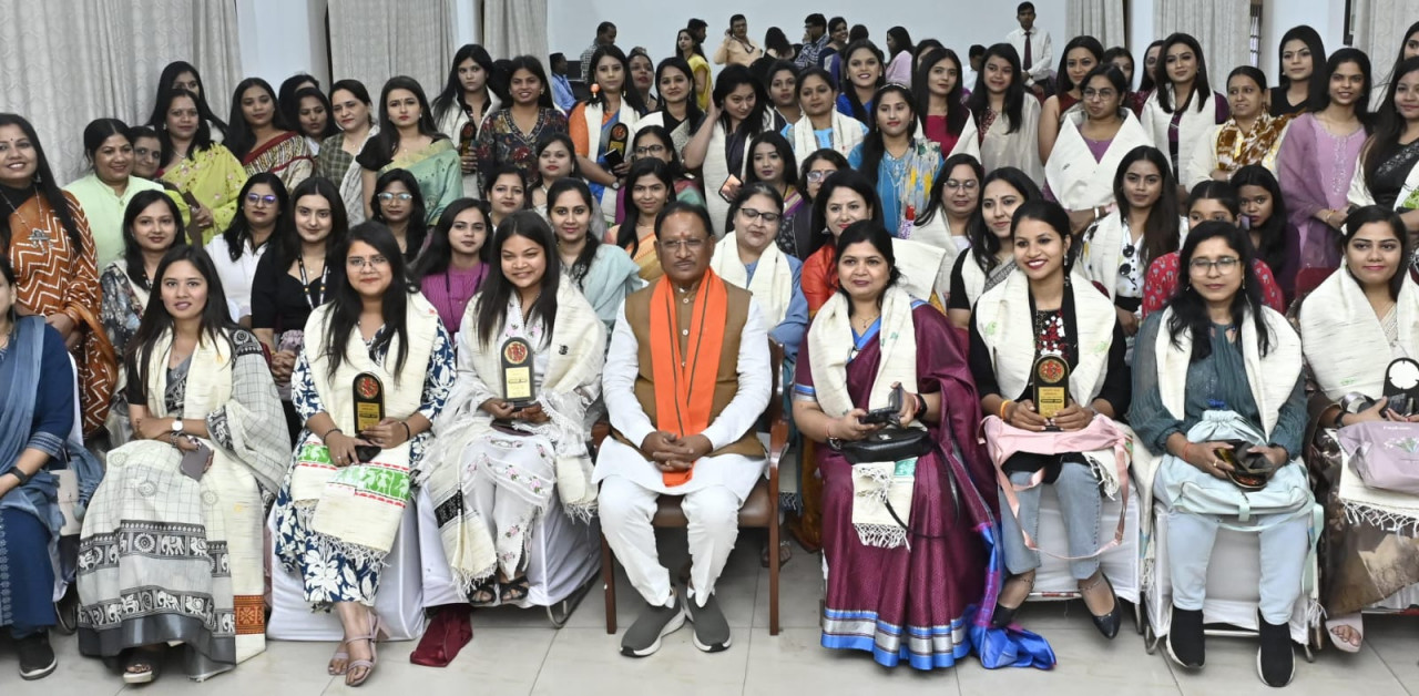 मुख्यमंत्री श्री साय ने महिला पत्रकारों को किया सम्मान साथ ही साझा किए अपने अनुभव,मुख्यमंत्री के साथ लंच कर ली सेल्फी&nbsp;