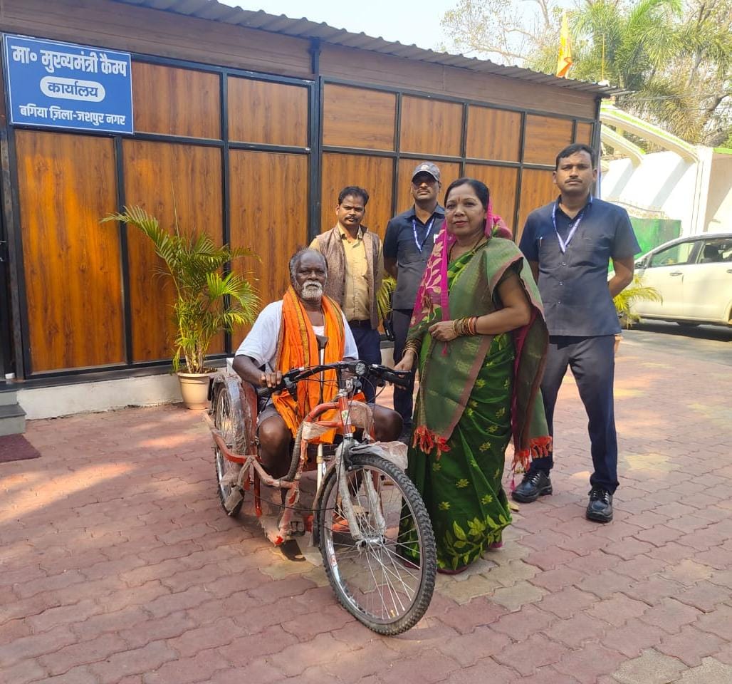 बगिया कैंप कार्यालय में कलिंदर को मिली बैटरी चलित ट्राई साइकिल,जीवन आगे ले जाने का मिला एक नया सहारा,सीएम विष्णुदेव साय को दिया धन्यवाद