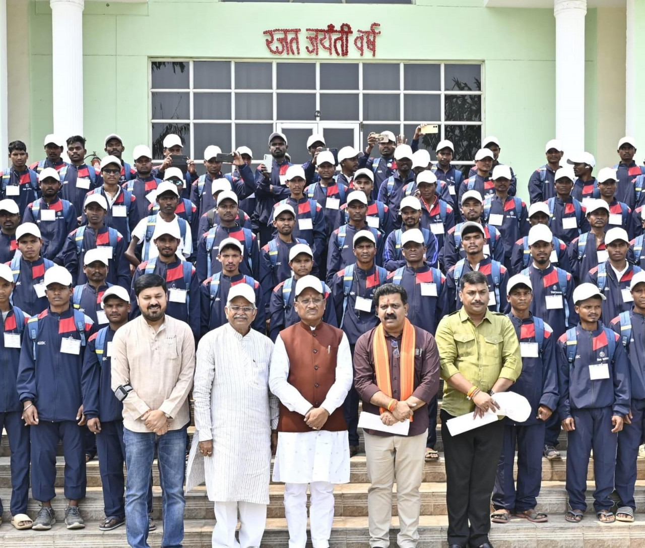 छत्तीसगढ़ के सुदूर अंचल बीजापुर के युवाओं ने आज लोकतंत्र के मंदिर&mdash;विधानसभा परिसर में रच दिया इतिहास, छत्तीसगढ़ को नक्सल मुक्त बनाएंगे'