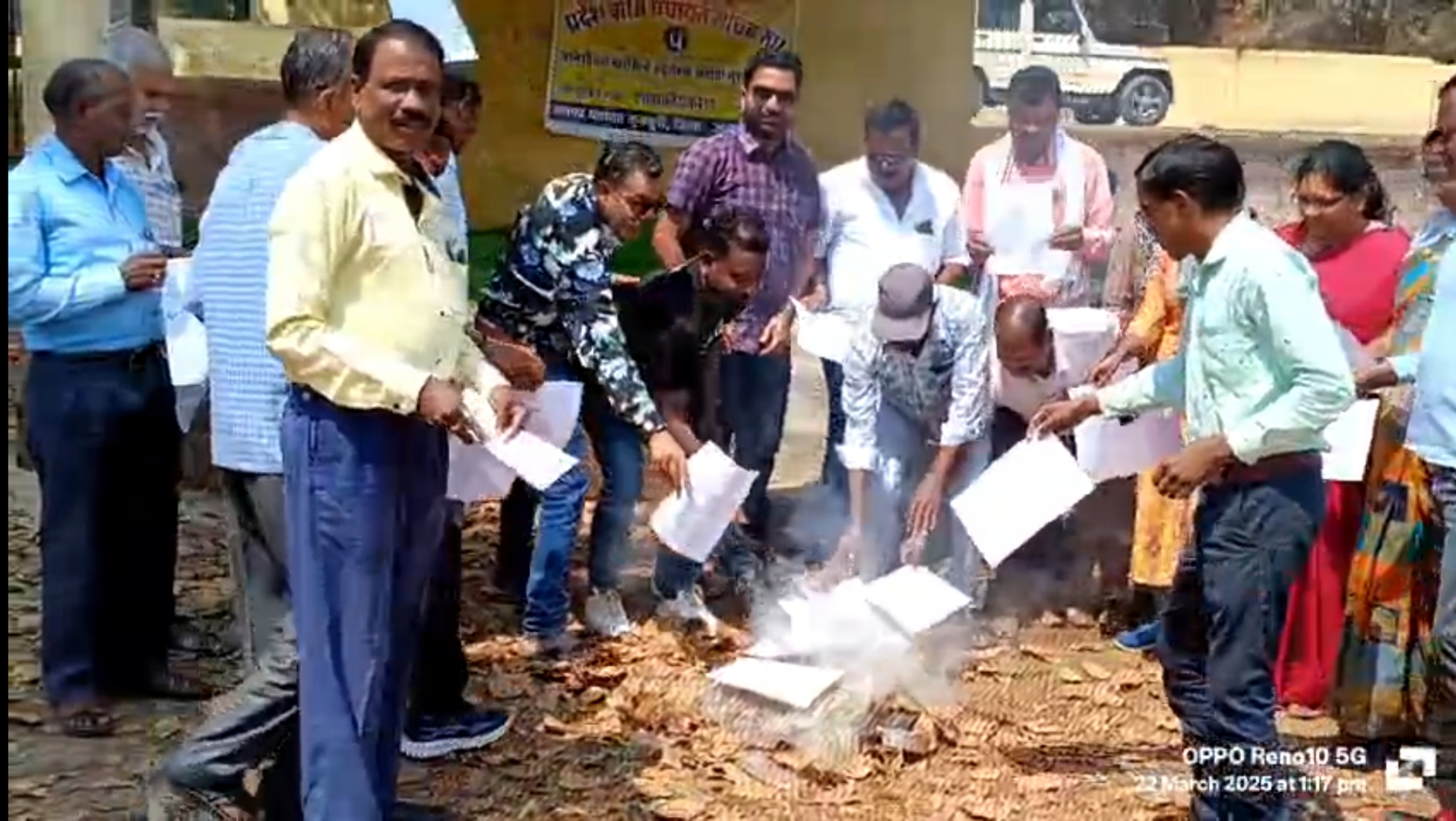 प्रदेश सरकार के आदेश को लेकर पंचयात सचिव हुए नाराज,कुनकुरी में आंदोलनरत सचिवों ने फूंकी आदेश की कापी, किया विरोध प्रदर्शन,जाने क्या है इसके पीछे की &nbsp;वजह