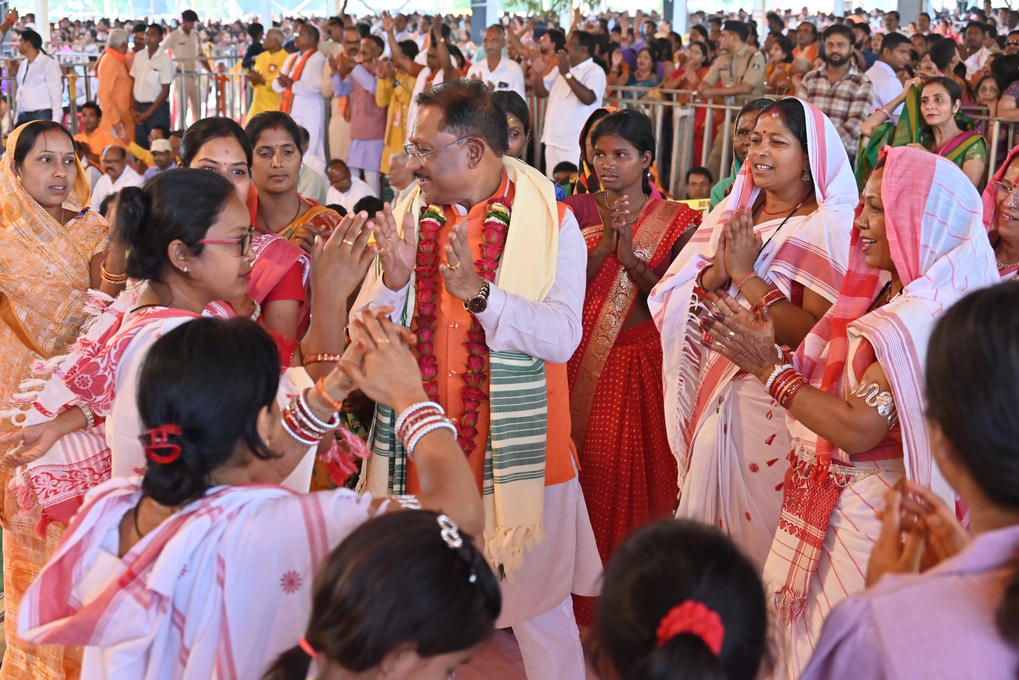 शिवपुराण कथा का पांचवा दिन: मुख्यमंत्री आज शिव महापुराण कथा में हुए शामिल विशेष पिछड़ी जनजाति पहाड़ी कोरवा और बिरहोर जनजाति परिवारों के साथ बैठकर कथा सुनकर लिया आनंद&nbsp;&nbsp;