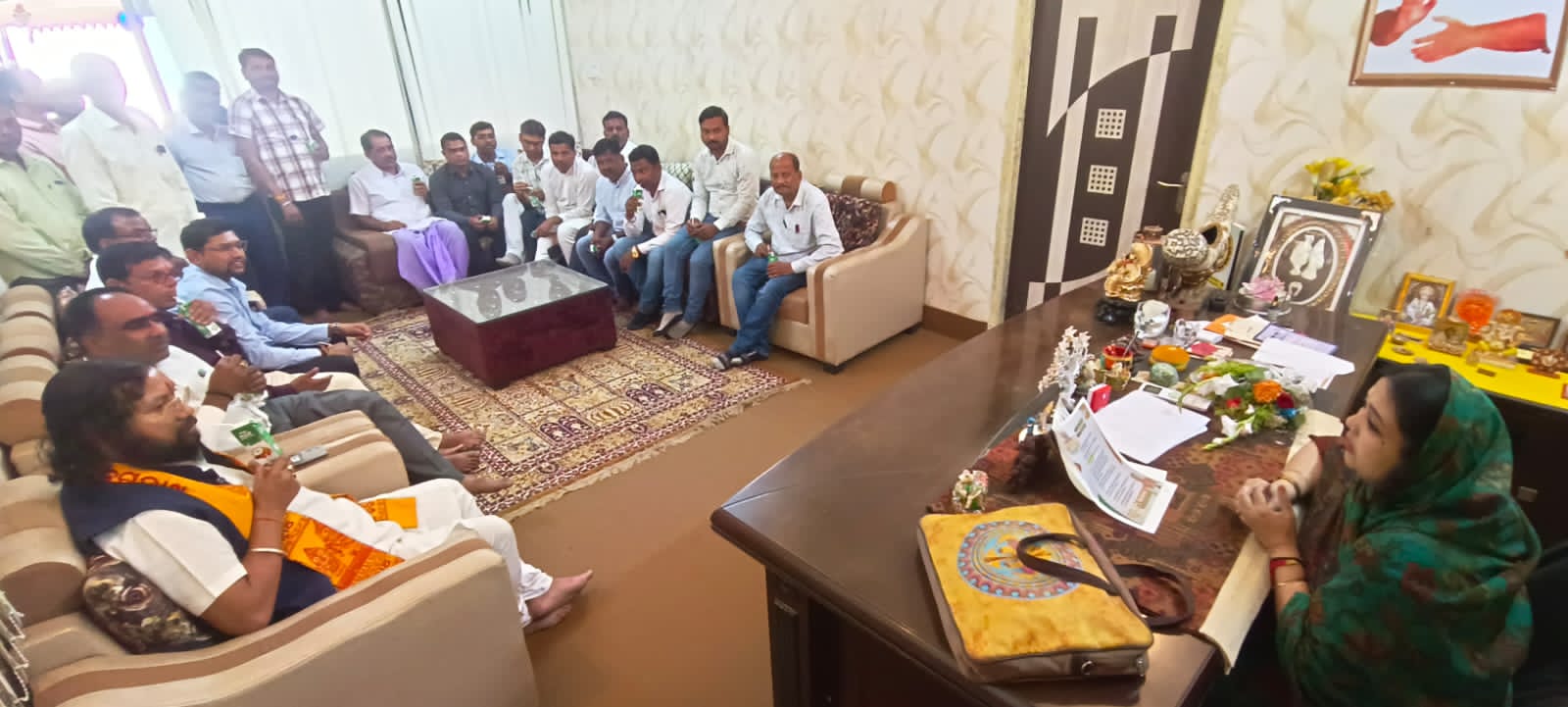 आंदोलनरत पंचायत सचिवों ने राज्य महिला आयोग की सदस्य को सौंपा ज्ञापन,पंचायत सचिवों से किये गए वायदे हर हाल में पूरा करेगी सरकार: प्रियंवदा सिंह जूदेव