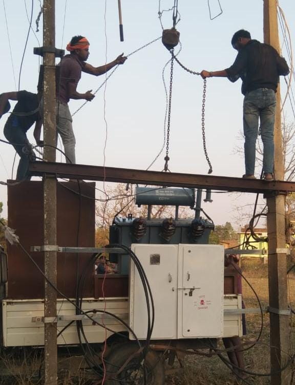 चेटबा के रेंगारटोली में सीएम कैंप कार्यालय की पहल से बदला गया खराब ट्रांसफार्मर, ग्रामीणों को मिली बड़ी राहत, मुख्यमंत्री श्री विष्णुदेव साय का ग्रामीणों ने जताया आभार
