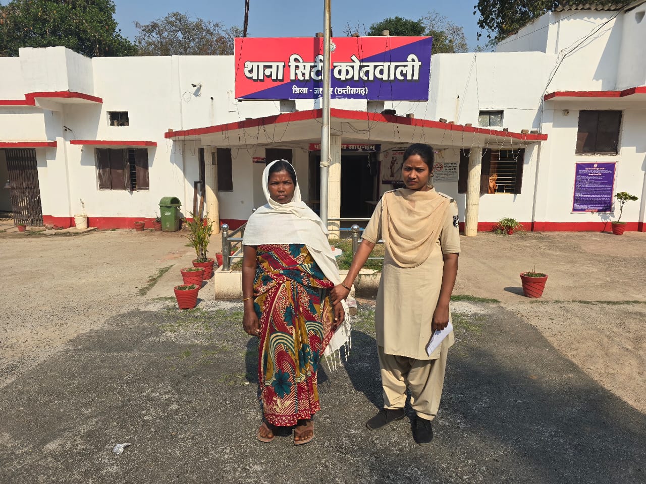 पत्नी ही निकली पति की हत्यारिन : रोज रोज धान बेच कर पति को शराब पीना पड़ा महंगा, गुस्से में आकर पत्नी ने लकड़ी के डंडे से नशे में अचेत पड़े पति के सिर व हाथ में हमला कर मौत के घाट उतार दिया