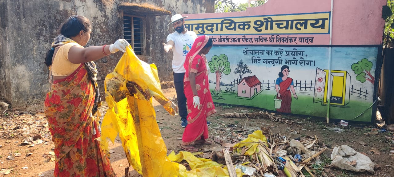 कलेक्टर और ग्रामवासियों ने श्रमदान कर करडे़गा के&nbsp; बाजारडांड की साफ सफाई की