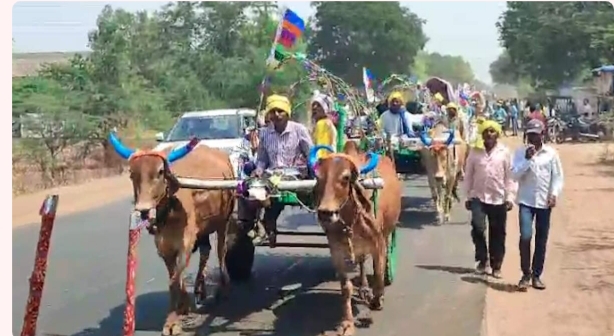 Chhattisgarh News : आदिवासी समाज के 54 जोड़ों का सामूहिक विवाह समारोह...बैलगाड़ियों से निकली बाराती...पढ़ें पूरी खबर