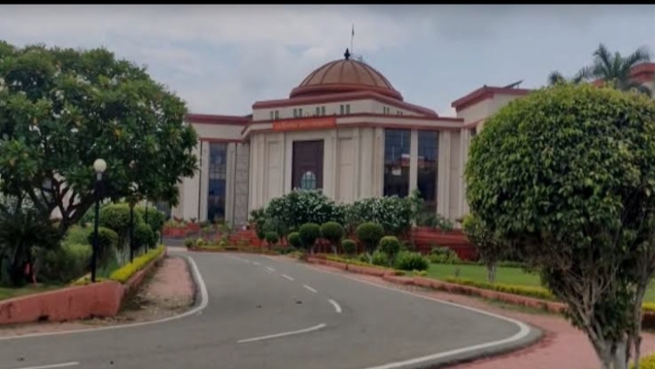 बड़ी खबर : हाई कोर्ट ने डीजीपी और आईजी को नोटिस जारी कर मांगा जवाब...विवाहित बहन को आरक्षक भाई की मौत पर नहीं मिली अनुकंपा नियुक्ति...पढ़ें पूरी खबर