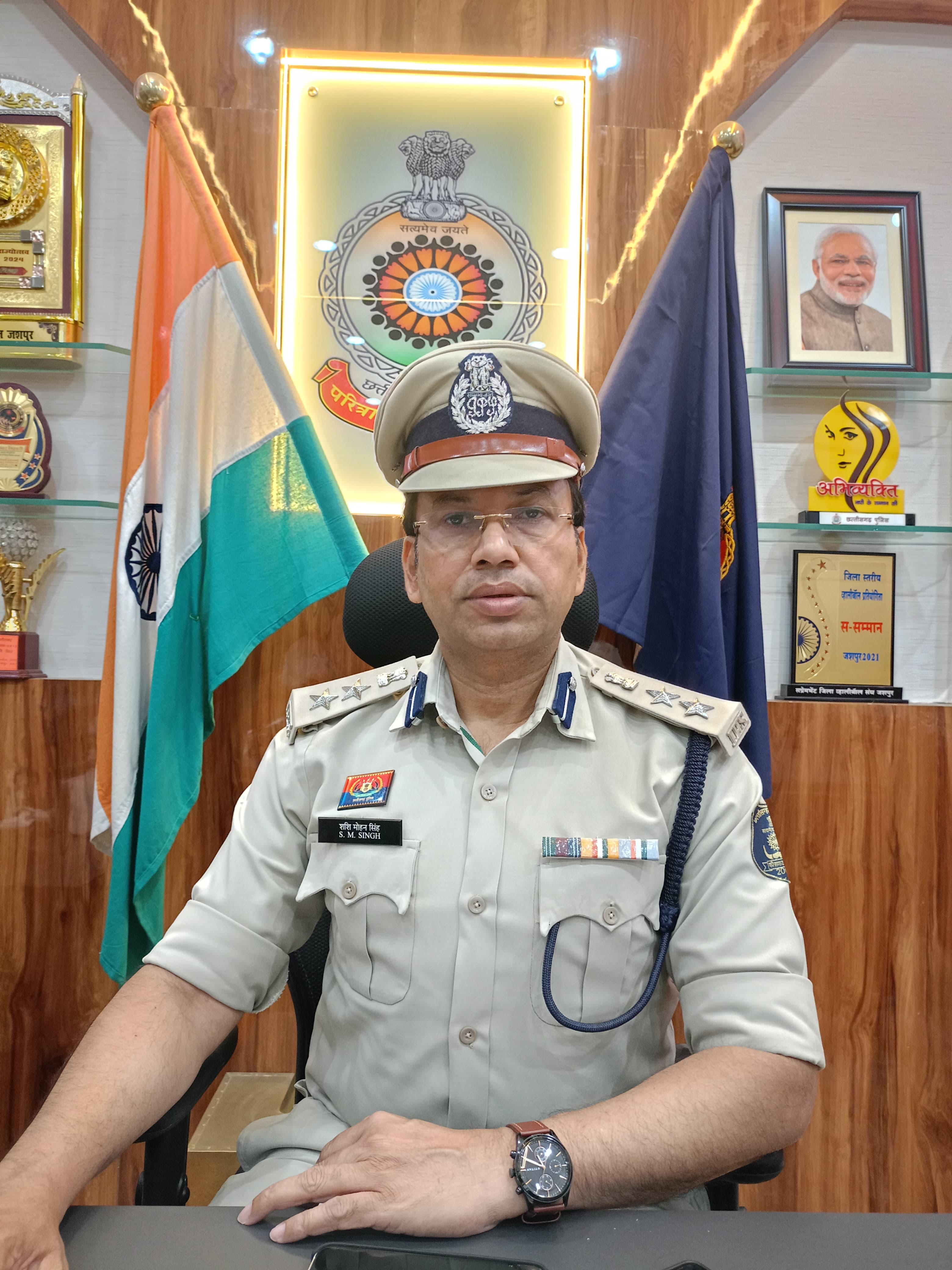 कुनकुरी न्यायालय में पेशी के दौरान पुलिस कस्टडी से फरार हुए थे आरोपी, लापरवाही के लिए एस एस पी ने दो आरक्षक को किया&nbsp; सस्पेंड,