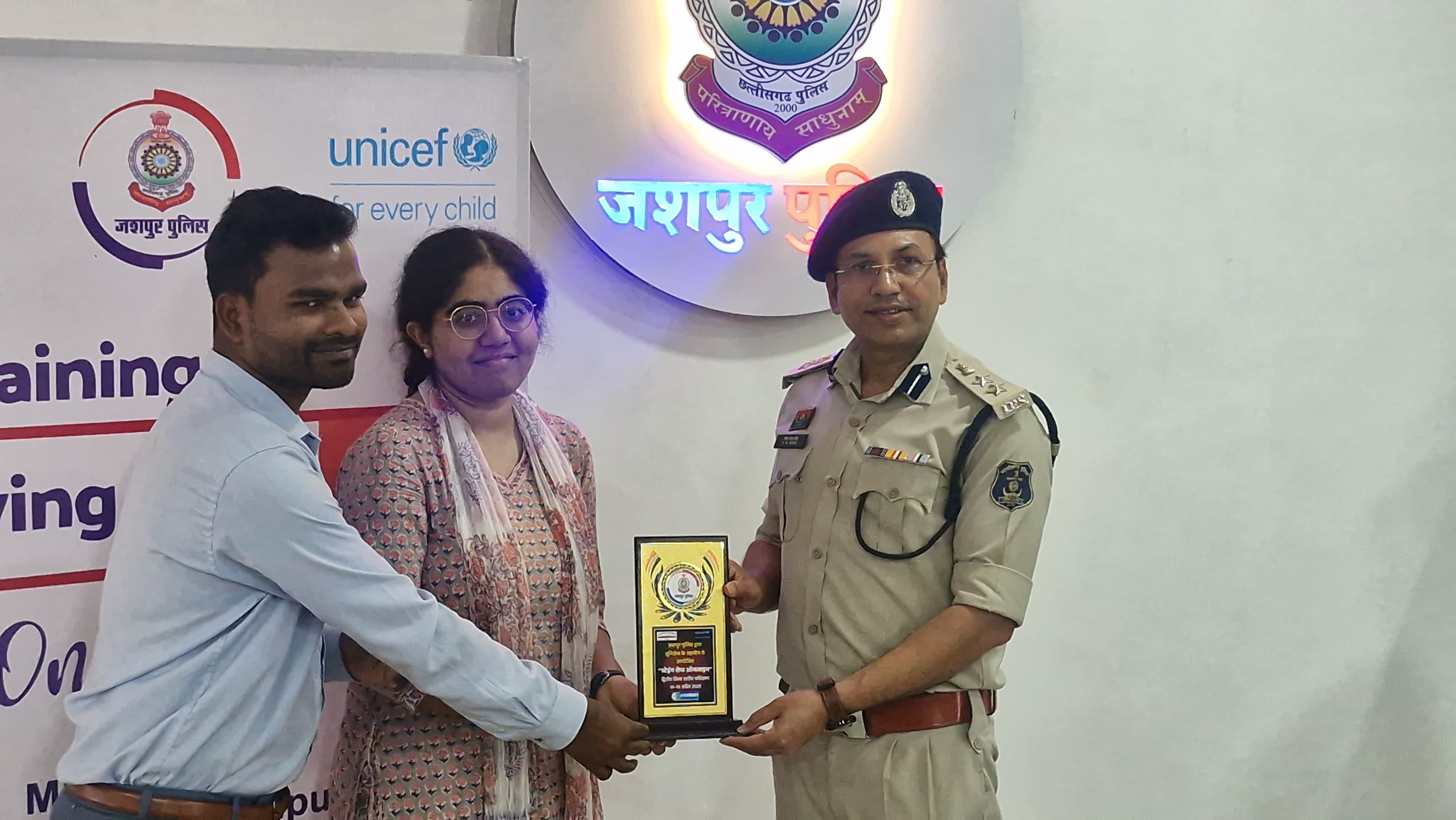 सायबर अपराध के खिलाफ अनूठा अभियान :&nbsp;यूनिसेफ के साथ मिलकर जशपुर पुलिस ने तैयार किये सैकड़ों साइबर योद्धा,पंचायतों, स्कूल/काॅलेज में जाकर सायबर फ्राड से बचने लोगों को करेंगे जागरूक&nbsp;