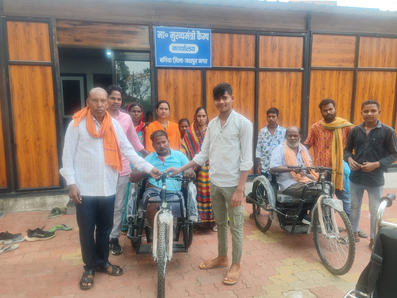 मुख्यमंत्री श्री विष्णुदेव साय के कैंप कार्यालय बगिया से विलियम, राजकुमार, नरेन्द्र की जिंदगी की राह हुई आसान,मिला ई रिक्शा