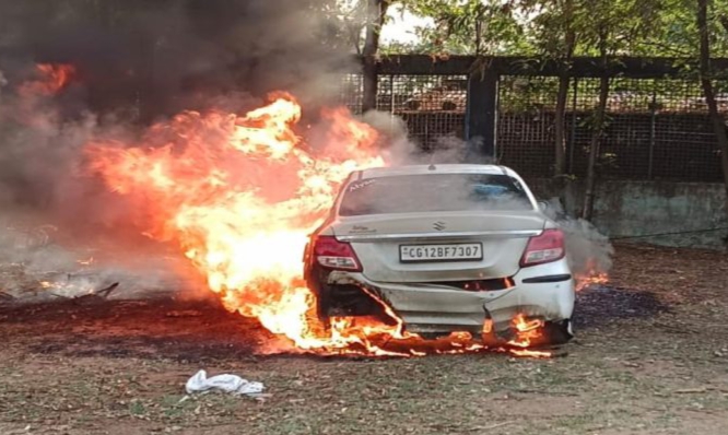 बड़ी खबर : आरक्षक की कार जलकर हुई खाक...मची अफरा-तफरी थाना परिसर में लगी आग... पढ़ें पूरी खबर