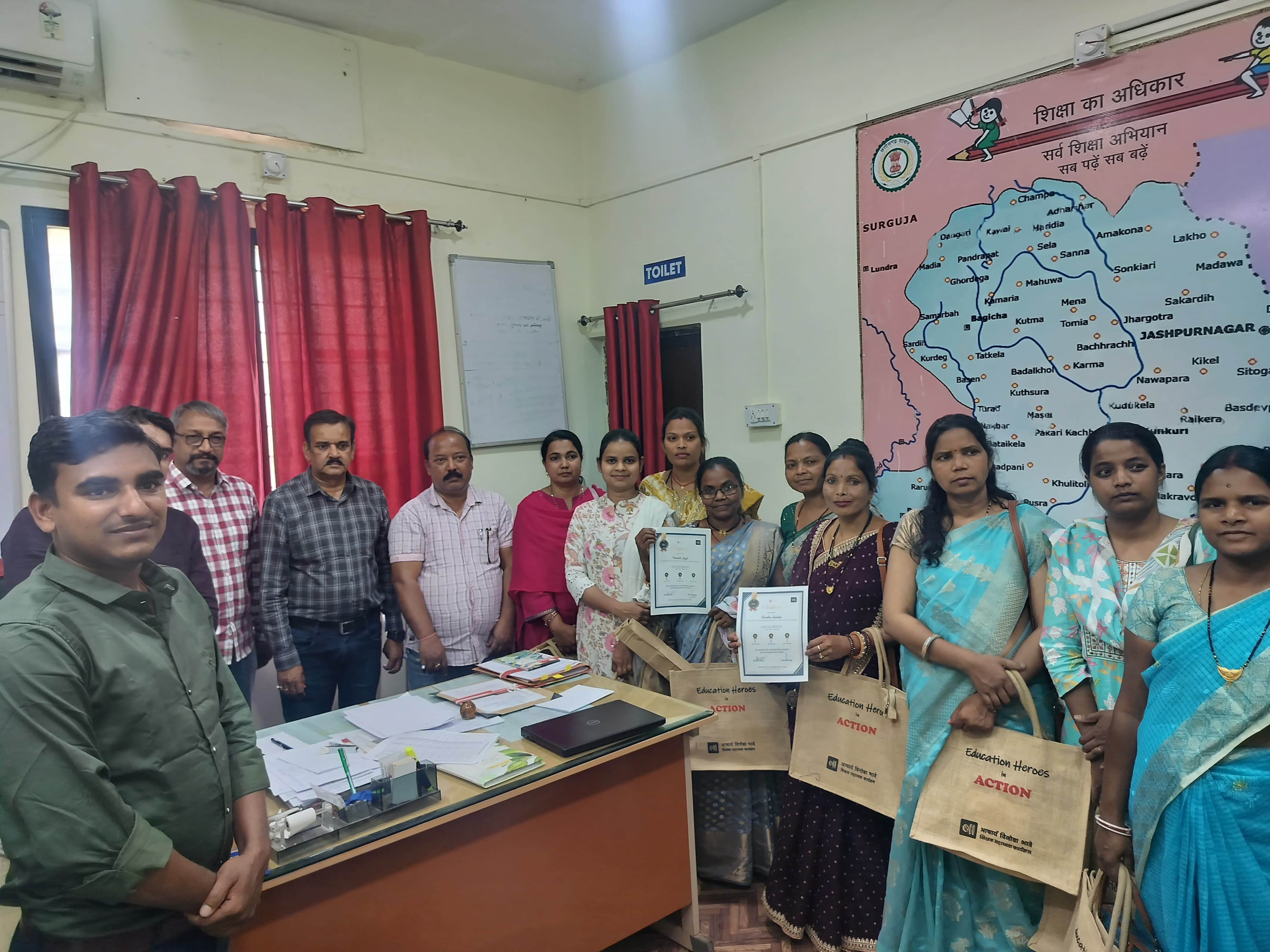 जिला परियोजना समन्वयक ने उत्कृष्ट कार्य करने वाले 11 शिक्षकों को किया सम्मानित,विनोबा ऐप्प से स्कूलों में नवाचारी शिक्षा को दिया जा रहा प्रोत्साहन