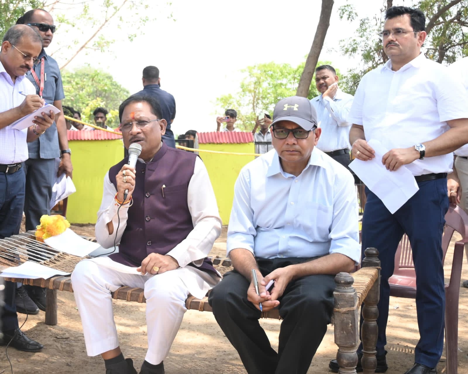 बिना तामझाम, सीधे संवाद:&nbsp;सुशासन तिहार में &nbsp;अचानक पहुंचे सक्ती के ग्राम करिगांव: पीपल के पेड़ के नीचे चौपाल लगाकर सुनी ग्रामीणों की समस्या