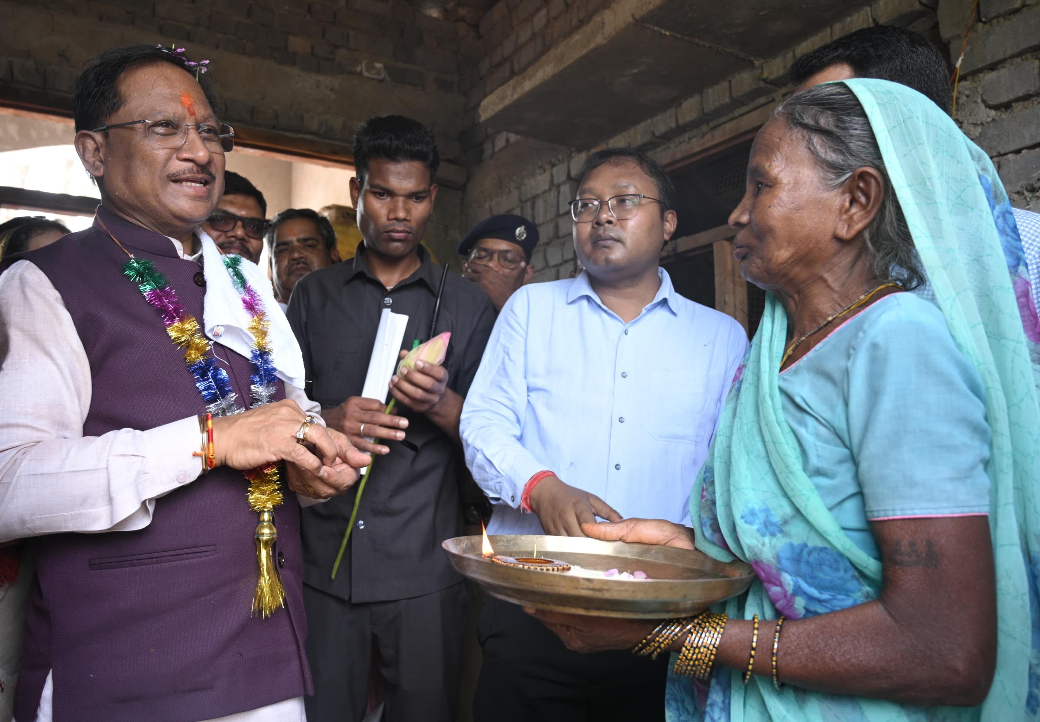 मुख्यमंत्री श्री साय &nbsp;ने श्रीमती सोनाई बाई के घर पहुंचकर शासकीय योजनाओं के क्रियान्वयन का लिया जायजा,ग्रामीणों के जीवन में आ रहा है सकारात्मक परिवर्तन-सीएम श्री साय