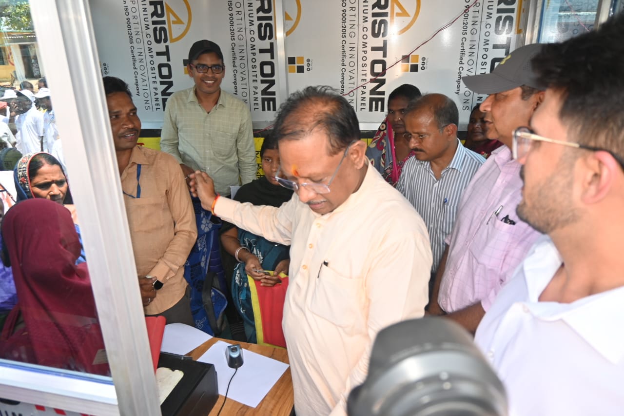 बल्दाकछार में भी पहुंची डिजिटल &nbsp;लेन- देन की सुविधा,सीएम ने किया अवलोकन....ग्रामीणों को अटल डिजिटल सुविधा केंद्र क़ा &nbsp;लाभ लेने की अपील