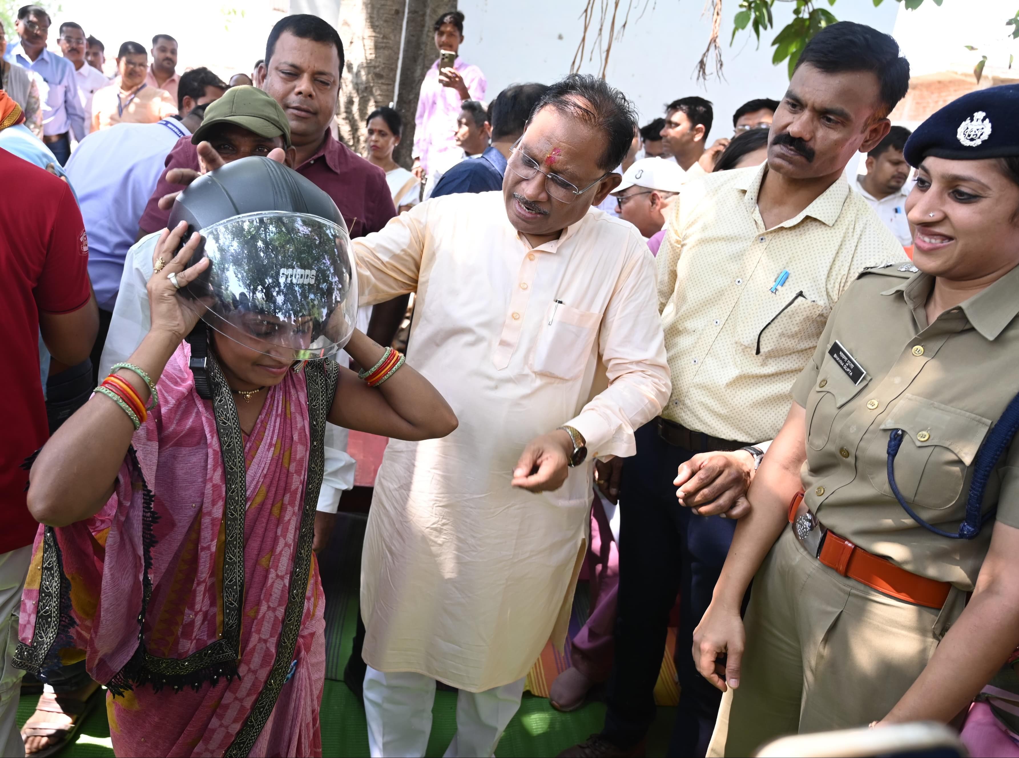 जान है कीमती, हेलमेट जरूर लगाएं' : मुख्यमंत्री श्री साय....चौपाल में अपने हाथों से दो युवाओं को पहनाया हेलमेट