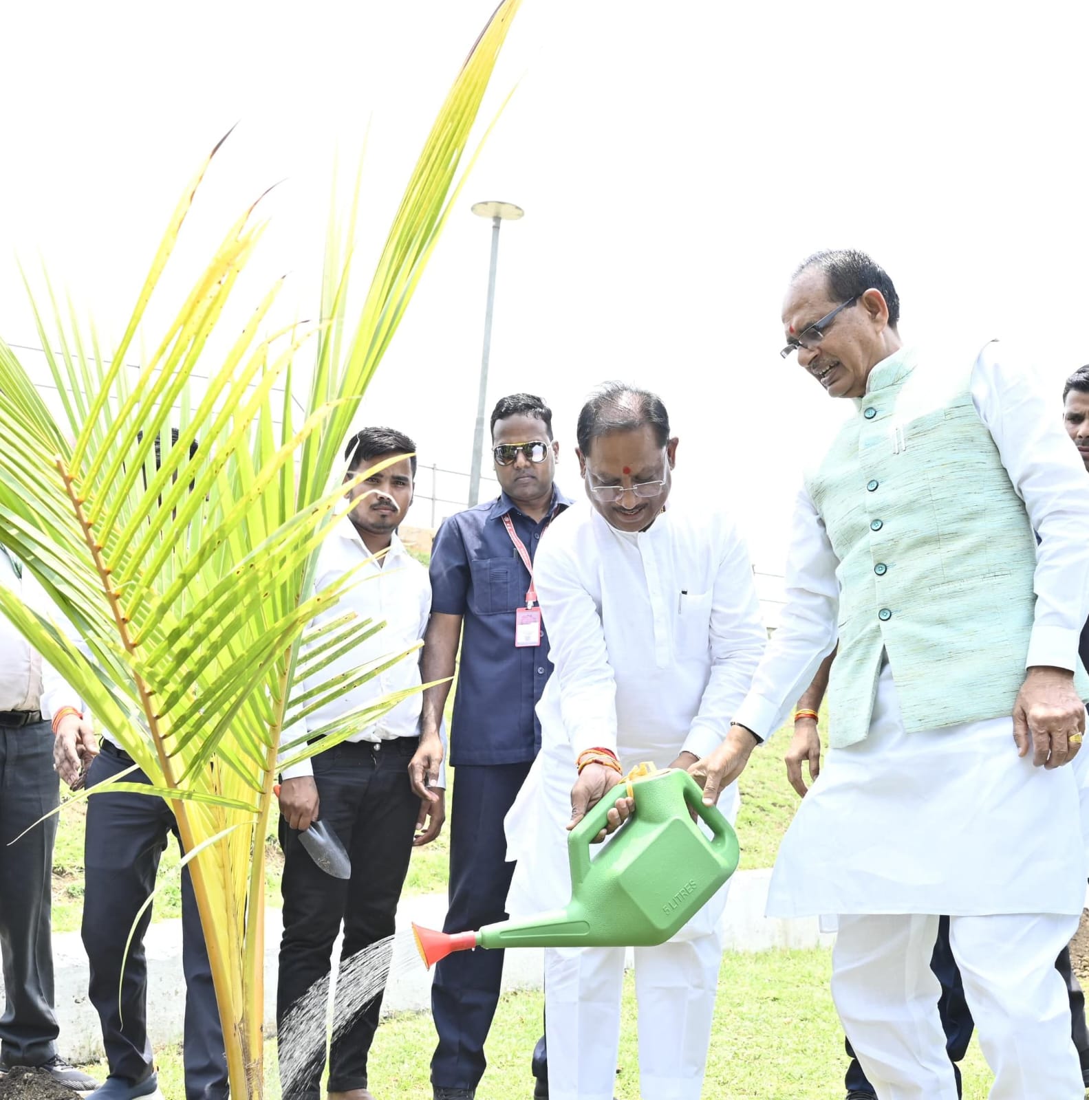 पर्यावरण संरक्षण की दिशा में महत्वपूर्ण पहल: मुख्यमंत्री और केंद्रीय कृषि मंत्री ने नवा रायपुर में किया नारियल पौधे का रोपण